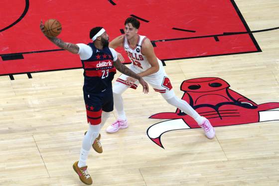 120-124. Tiago Splitter debuta con derrota en el United Center