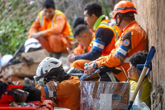 Venezuela continúa con labores de rescate y desescombro tras ocho días de los terremotos