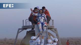 Los astronautas de la misión china Shenzhou-21 vuelven a la Tierra tras 210 días en órbita