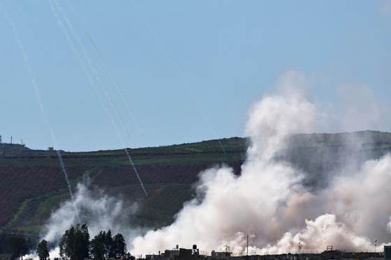 Israel dice haber atacado decenas de objetivos de Hizbulá en Beirut y el valle de la Becá