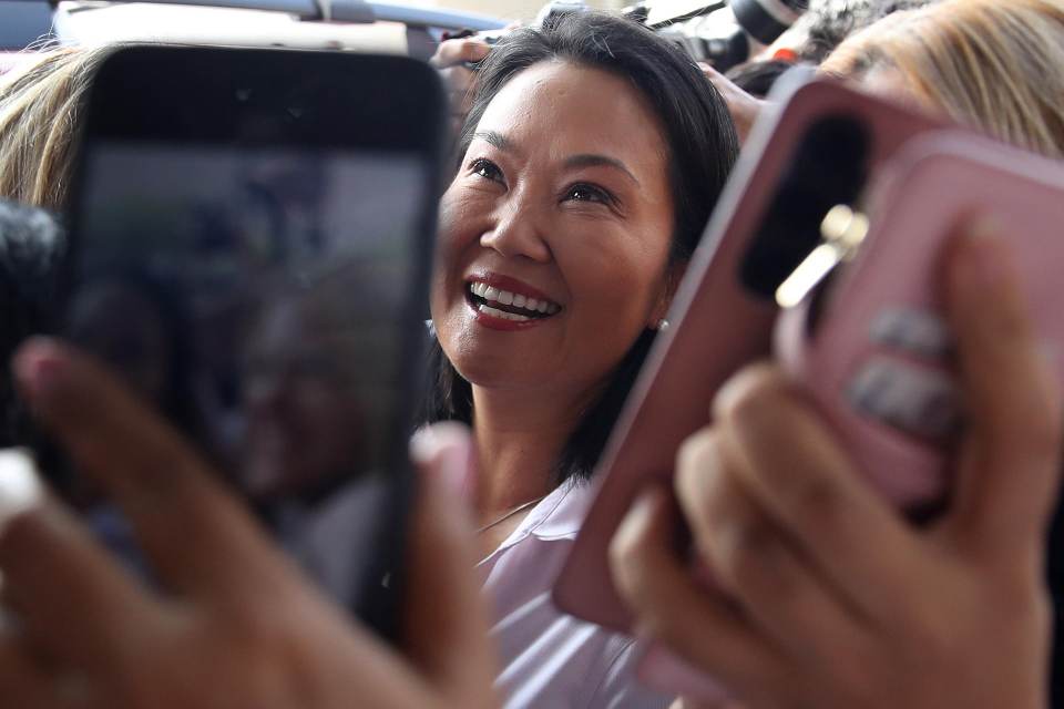Keiko Fujimori celebra ventaja electoral con simpatizantes mientras el conteo continúa