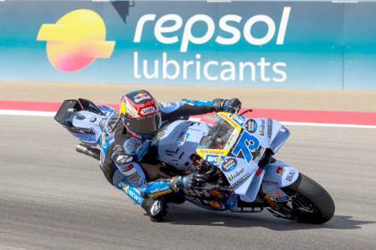 Bezzecchi y Alex Márquez doblegan en última instancia a Marc Márquez, con récord incluido