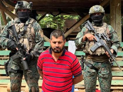 Ecuador detiene a sujeto presuntamente vinculado a un grupo disidente de las FARC