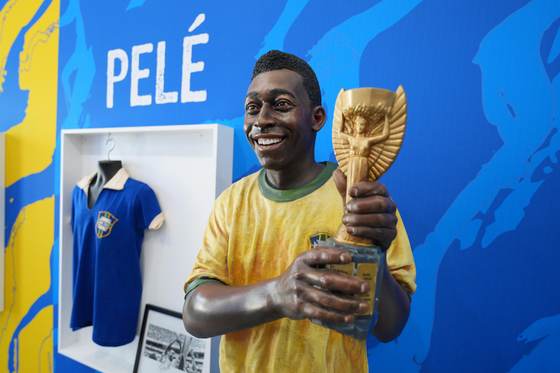 De la medalla de Pelé a la camiseta de Messi: una subasta recorre casi un siglo de fútbol