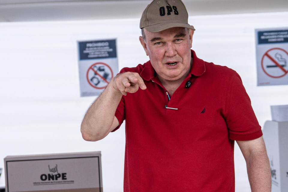 El candidato ultraconservador López Aliaga pide elecciones complementarias en Perú