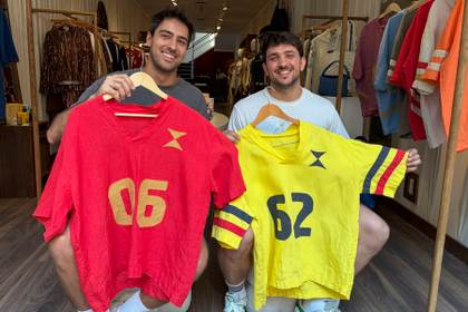 48 camisetas únicas viajan de Lleida a la final del Mundial para una subasta en Nueva York