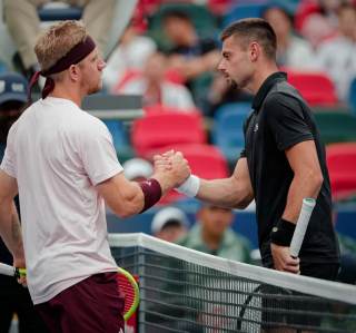Davidovich, primer semifinalista en Shanghái tras la retirada por lesión del francés Géa