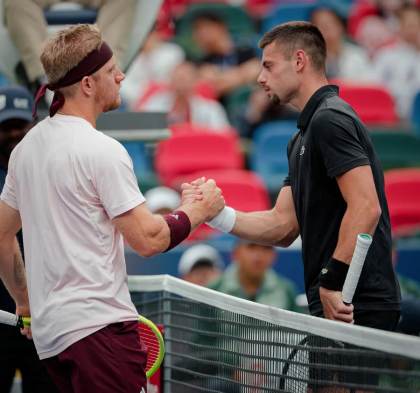 Davidovich, primer semifinalista en Shanghái tras la retirada por lesión del francés Géa