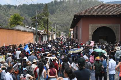 Lanzan gases lacrimógenos contra oficialistas en Guatemala en la elección del rector