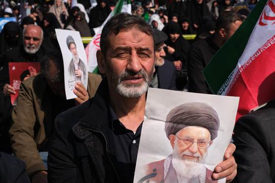 Un desafiante Teherán grita “Jameneí sigue vivo” en el primer viernes sin el líder