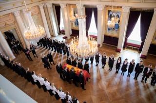 El féretro de Harald V llega a la capilla del Palacio, que el martes se abrirá al público