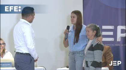 Exmilitar colombiano pide perdón de rodillas a familia de víctima en audiencia judicial