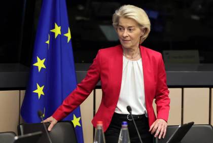 Von der Leyen respalda ralentizar la IA de frontera y acelerar la computación europea