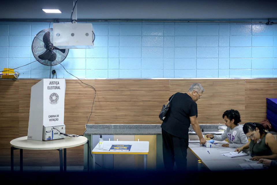 Lula vuelve a liderar el recuento con el 50,1 % de los votos a la mitad del escrutinio