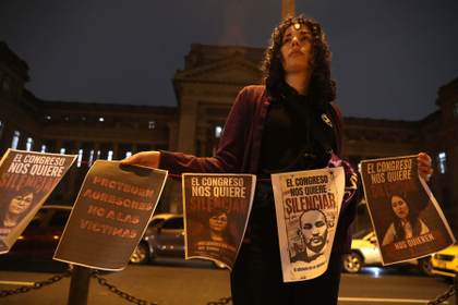 Feministas protestan contra proyecto de ley para eliminar el delito de feminicidio en Perú