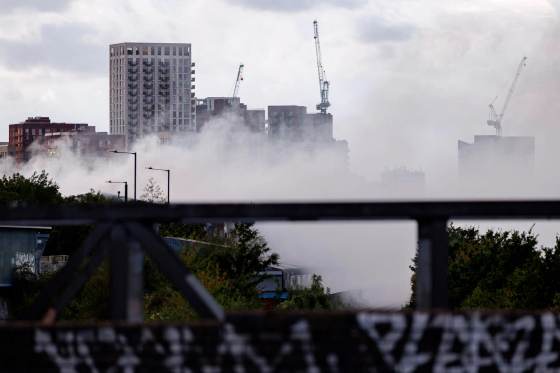 Bomberos atienden un gran incendio en una planta de residuos cerca del estadio de Wembley