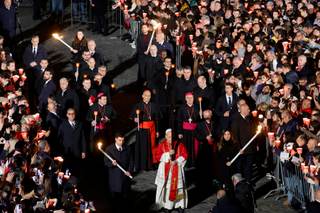León XIV recupera la tradición de portar la cruz en multitudinario viacrucis en el Coliseo