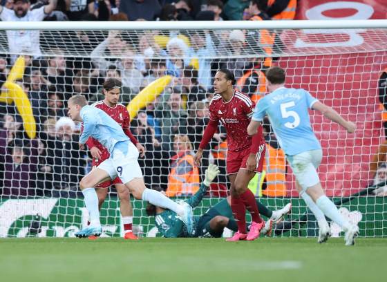 0-3. Doku silencia Anfield