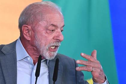 Almodóvar, Del Toro, Bardem y artistas de todo el mudo piden el voto para Lula