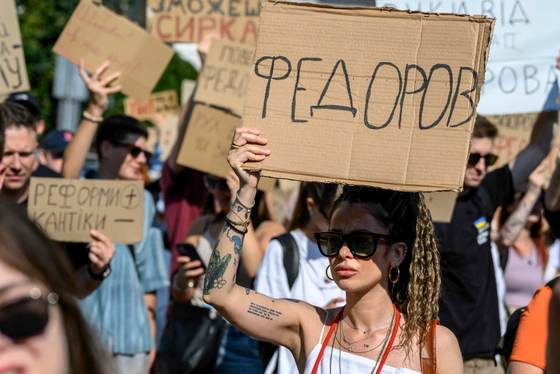 Miles de ucranianos protestan en las calles contra el cese del ministro de Defensa
