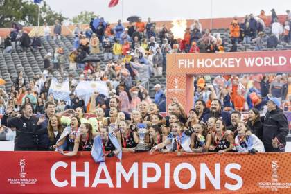 Cientos de personas reciben a las 'Leonas' en Buenos Aires tras ganar el Mundial de hockey