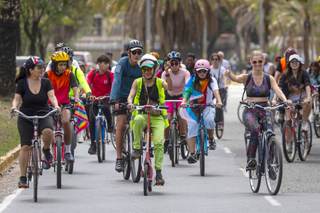 La UE recorre 12 kilómetros de Caracas en bicicleta para apoyar a la comunidad LGTBI