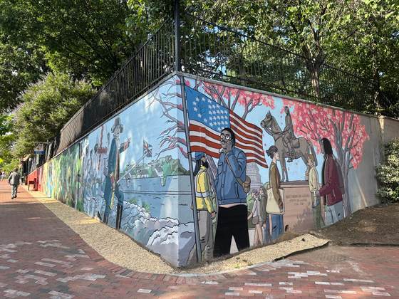 Un mural de Paco Roca reivindica en Washington la huella española en los orígenes de EEUU