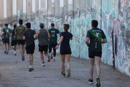 Miles de personas corren por Palestina en la décima edición del Maratón de Belén