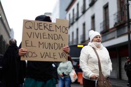 Manifestantes irrumpen en Congreso de la Ciudad de México en protesta por vivienda