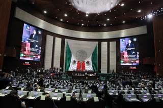 Diputados avalan tope a pensiones públicas en México entre protestas por retroactividad