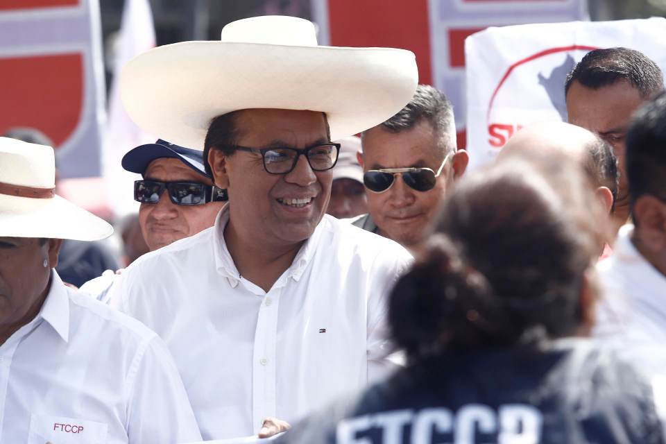 Roberto Sánchez participa en marcha de trabajadores peruanos por el Primero de Mayo