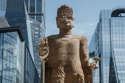 Una escultura de un Buda gigante llega al High Line de Nueva York