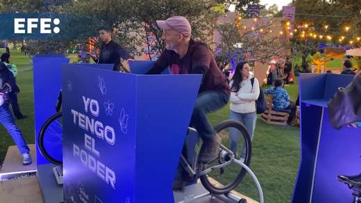 La UE apuesta por sostenibilidad con bicicletas que generan energía en festival bogotano