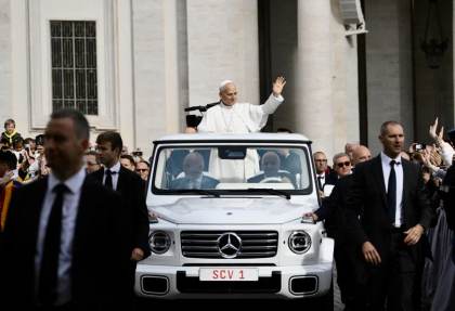 "Un siglo de papamóvil": de coche oficial a instrumento de encuentro con los fieles