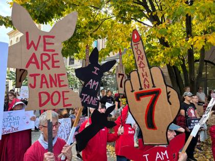 Una ola roja clama contra la violación en Cornell y exige la dimisión de su directiva