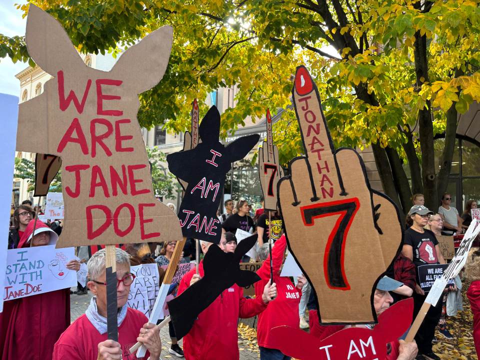 Una ola roja clama contra la violación en Cornell y exige la dimisión de su directiva