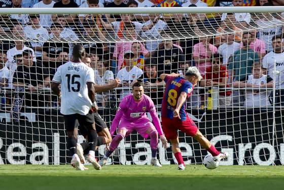 0-5. El Barcelona golea al Valencia y luce bajo la mirada de Kiat Lim