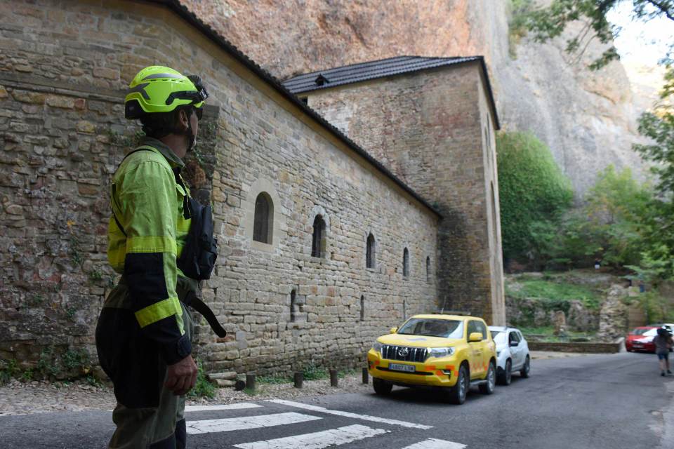 Los restos de los primeros reyes de Aragón regresan a San Juan de la Peña tras el incendio forestal de agosto