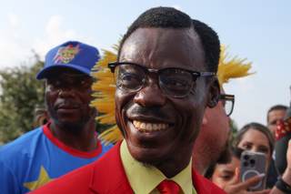 El aficionado estatua ‘Lumumba Vea' llega al partido de RD de Congo contra Colombia