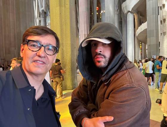 Salvador Illa publica en sus redes sociales un selfi con Bad Bunny en la Sagrada Familia