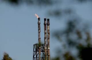 El petróleo de brent baja un 0,38 %, hasta 76,01 dólares, pendiente del estrecho de Ormuz