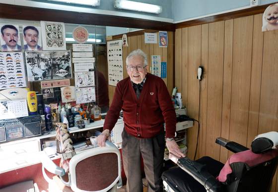 Ramón Bruño, el barbero barcelonés de 89 años que no suelta la tijera: "Me ayuda a vivir"