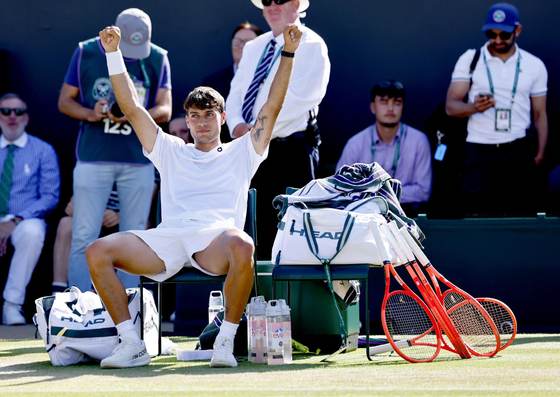 Cobolli resiste a Khachanov y a un maratón y se cinta con De Miñaur en octavos