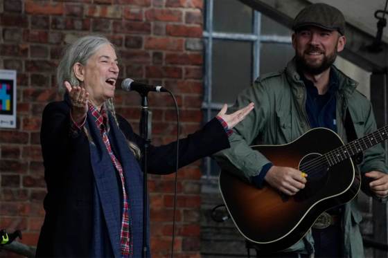 Sorpresa a Patti Smith en España: 1.500 personas cantan con ella 'People have the power'