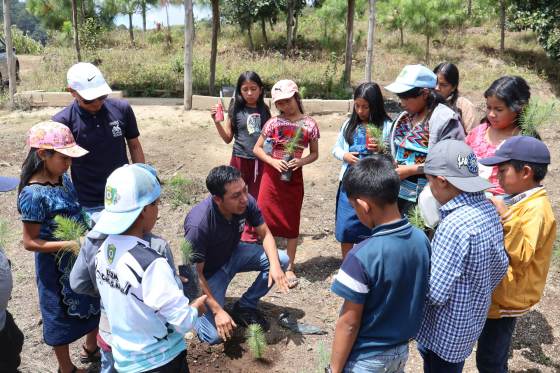 Más de 3.500 alumnos reciben formación ambiental en el Lago de Atitlán de Guatemala
