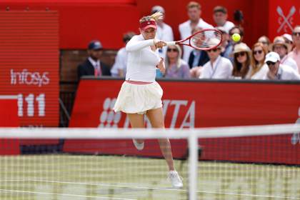 Vekic sorprende a Raducanu y se corona en Queen's