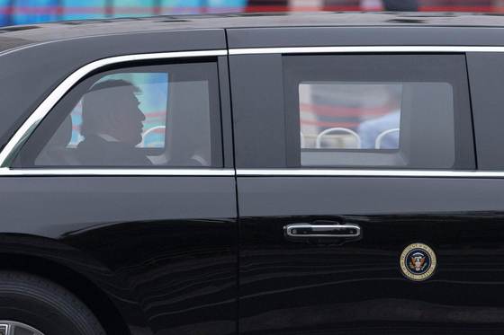 Donald Trump abandona Pekín tras concluir su visita de Estado a China