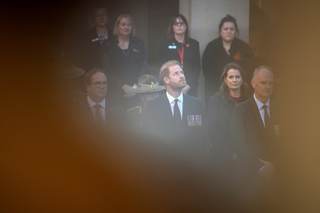 El príncipe Enrique practica fútbol australiano en su visita al país junto a Meghan Markle