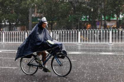 Pekín se prepara para fuertes lluvias por los restos del tifón Dolphin