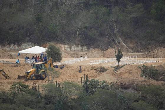 Centenares de víctimas sin identificar de terremotos son enterradas en La Guaira